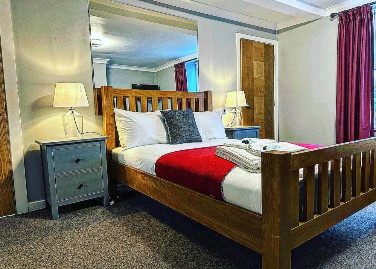 The Hinds Head Hotel Чорли Екстериор снимка