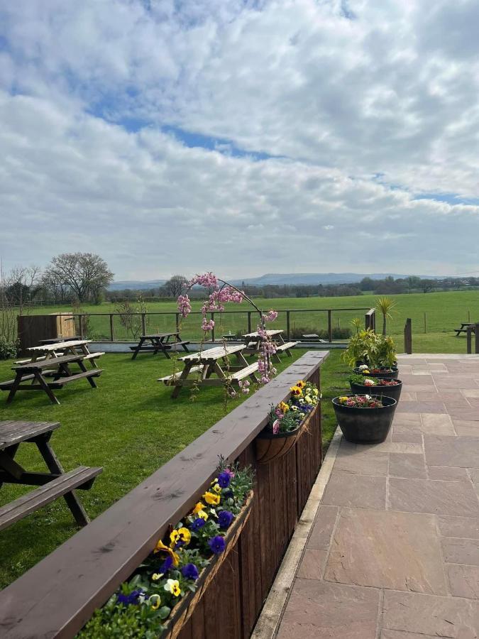 The Hinds Head Hotel Чорли Екстериор снимка