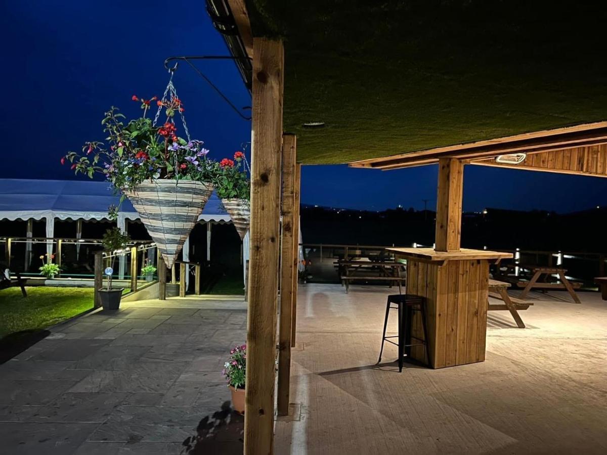 The Hinds Head Hotel Чорли Екстериор снимка