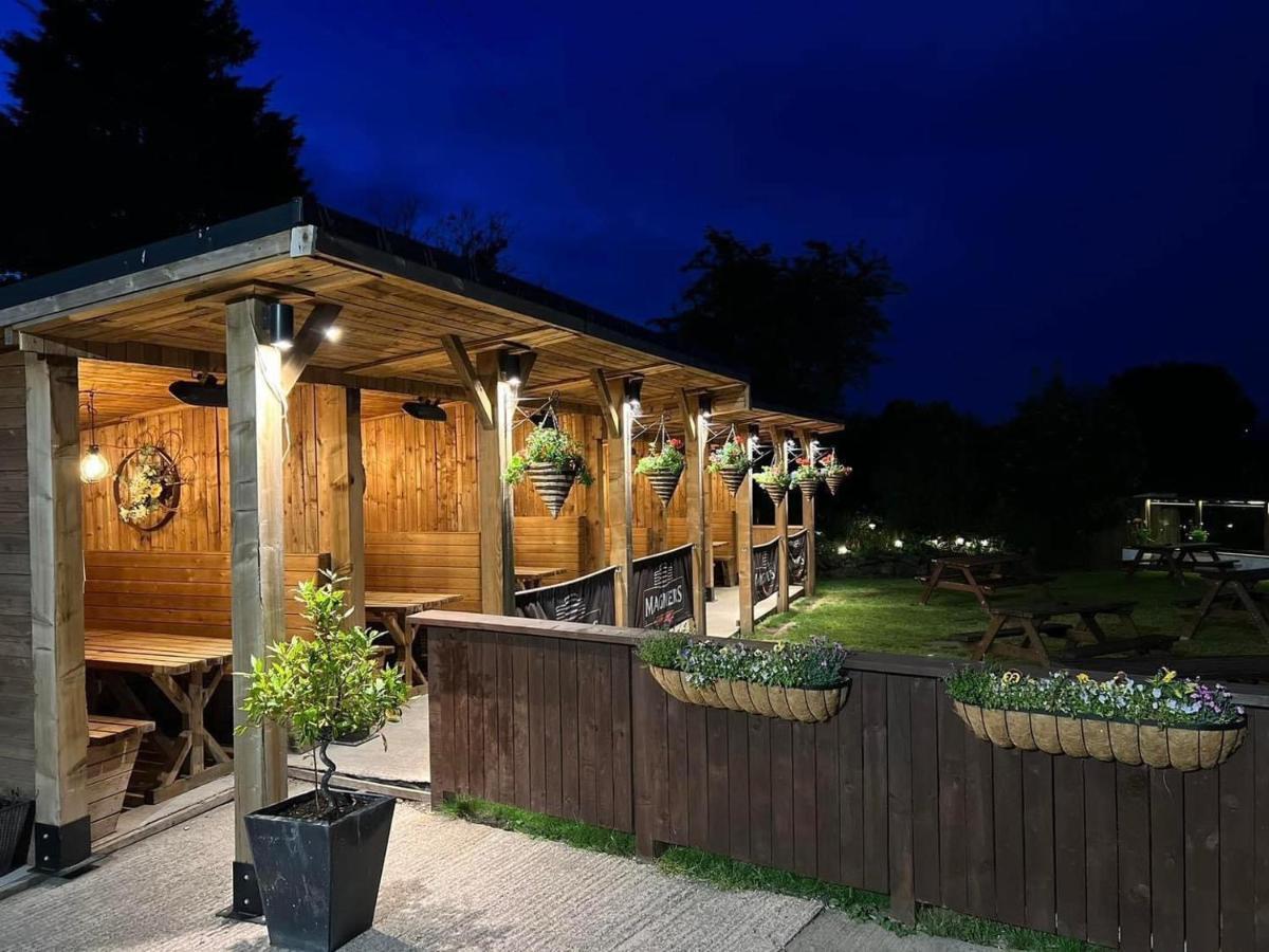 The Hinds Head Hotel Чорли Екстериор снимка